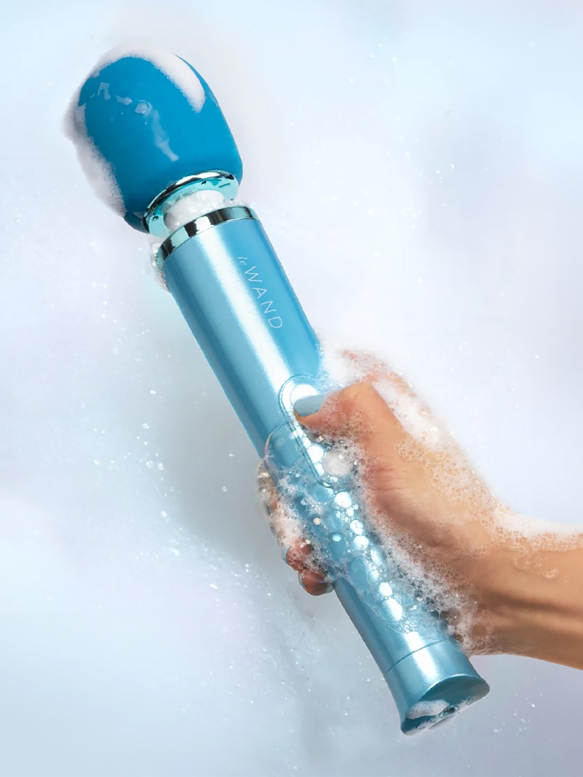 Le Wand Dive Submersible Rechargeable Vibrating Massager - Image 4